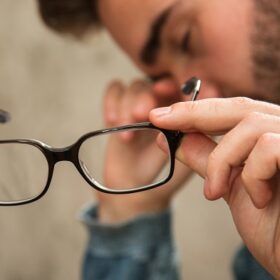 آیا عینک مطالعه برای چشم ضرر دارد؟ - عینک اونیکس