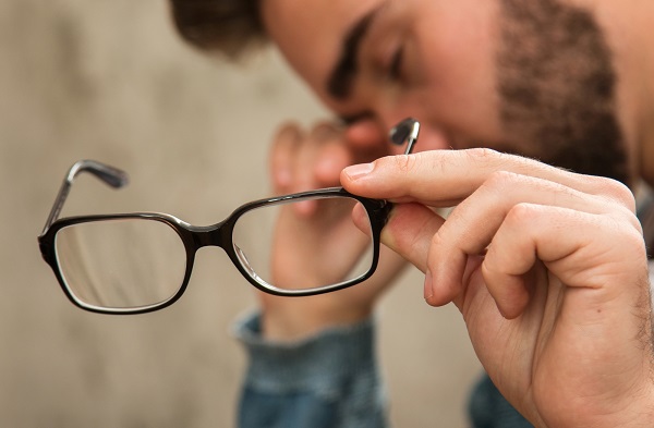 آیا عینک مطالعه برای چشم ضرر دارد؟ - عینک اونیکس